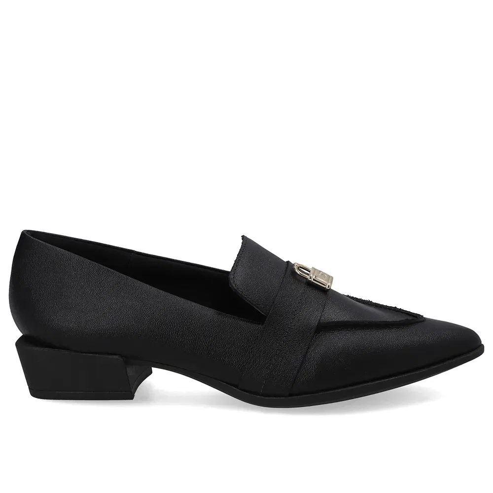 Loafer Couro Preto Bico Fino Enfeite Cadeado