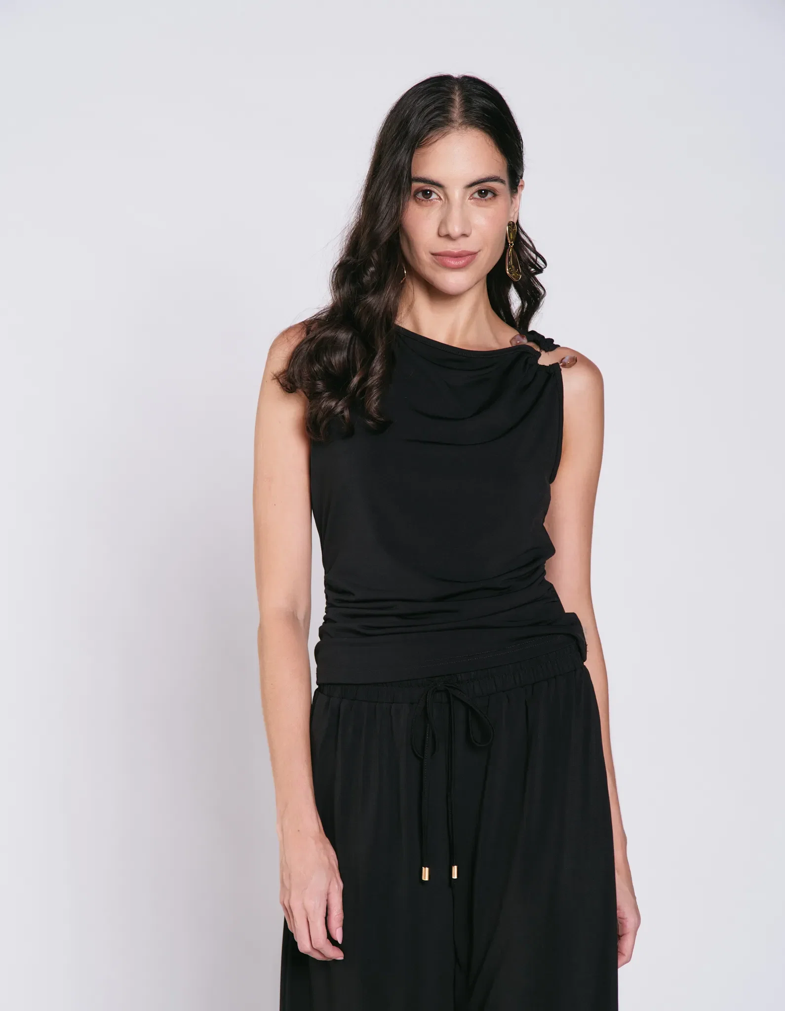 Blusa Decote Canoa Detalhe Aviamento - Preto — imagem 1