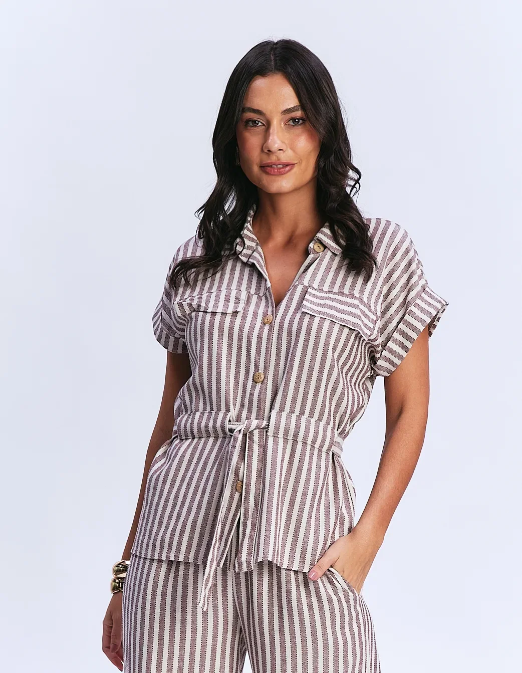 Blusa Listrada Com Bolsos - Marrom