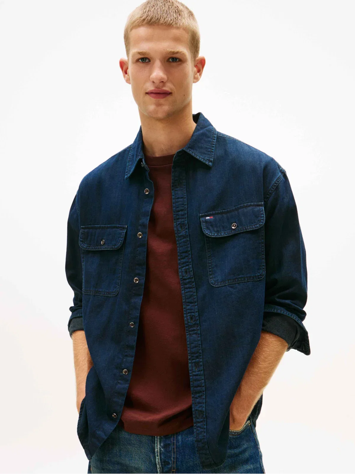 Camisa Jeans com Bolsos Frontais e Logo Bordado na Lapela — imagem 1