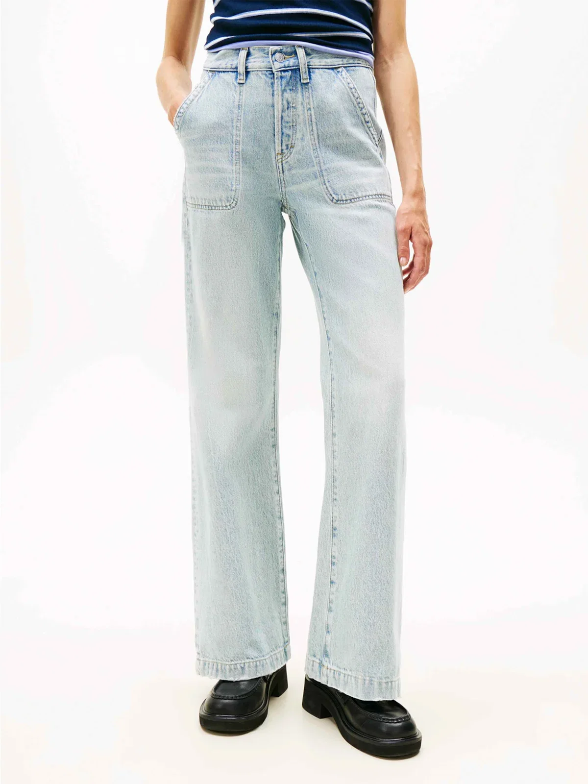 Calça Jeans Flare com Bolso Diferenciado Retangular — imagem 1