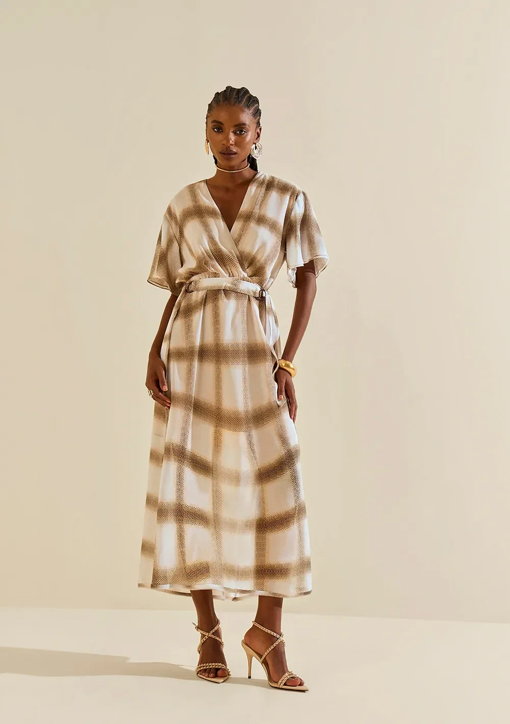 Vestido Morena Rosa Ajustado Decote V Manga Curta Midi Bege