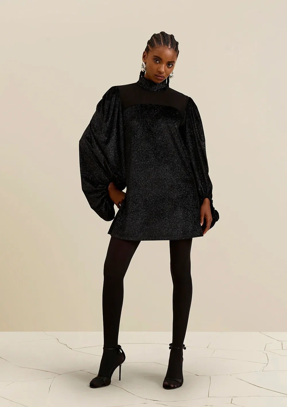 Vestido Morena Rosa Solto Gola Alta Manga Longa Curto Preto