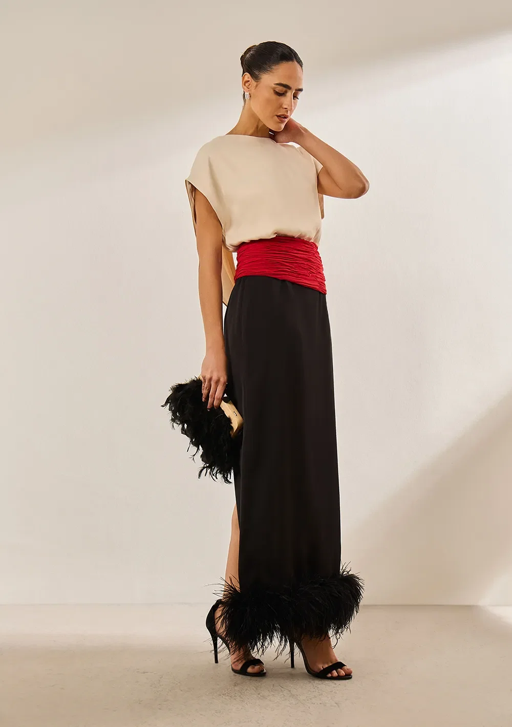 Vestido Morena Rosa Ajustado Decote Canoa Sem Manga Midi Bege