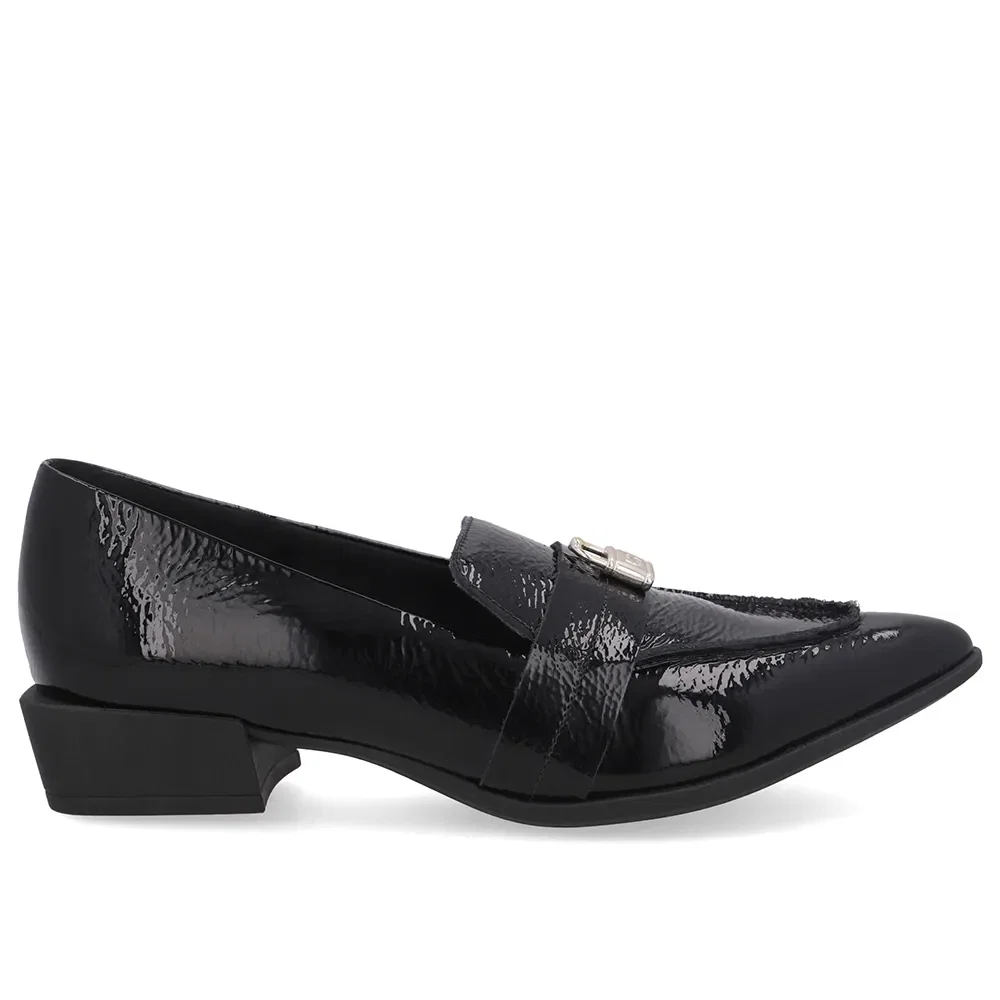Loafer Couro Preto Bico Fino Enfeite Cadeado — imagem 1