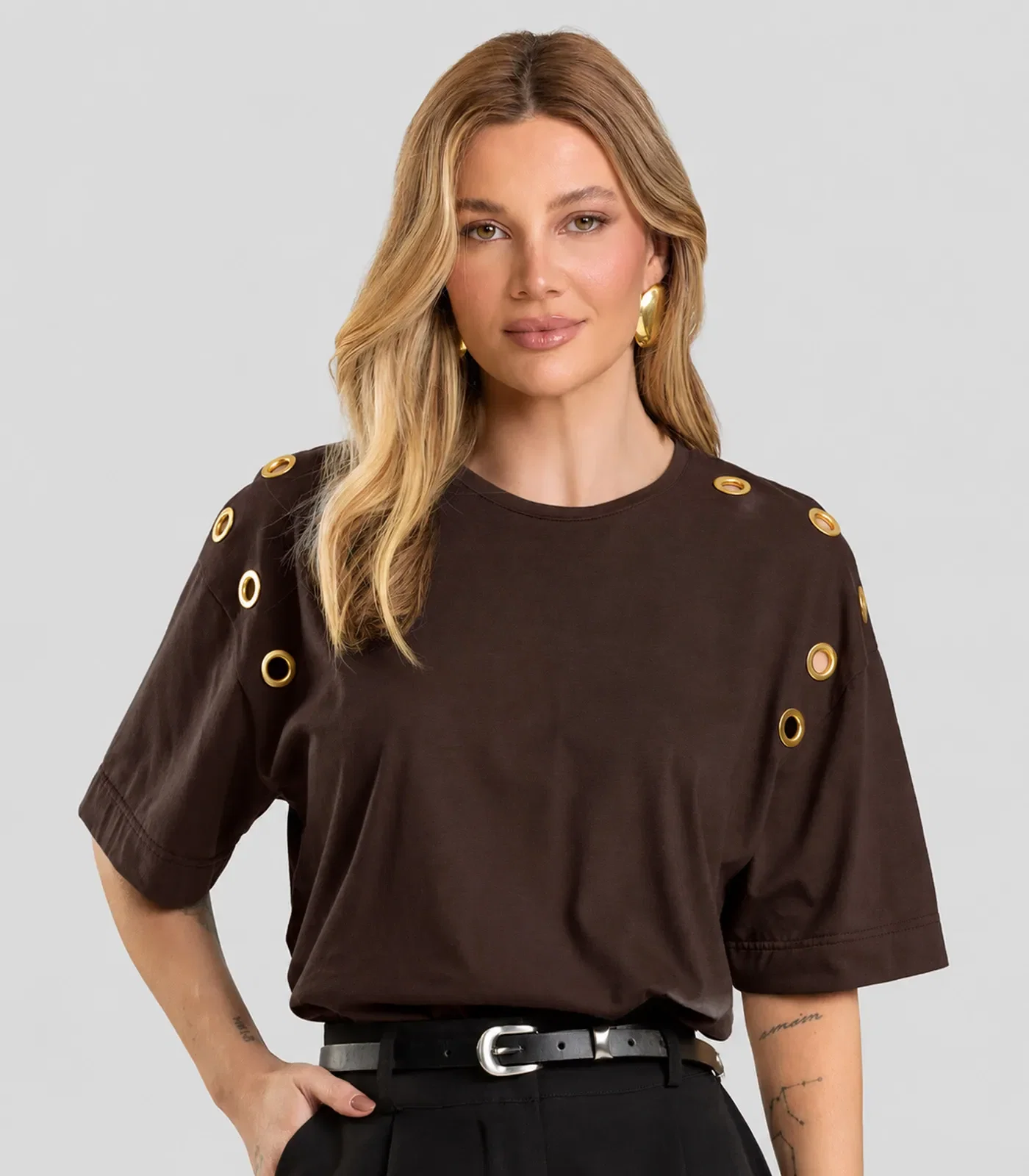 T- Shirt Oversized Feminina com Ilhós Dianna Marrom