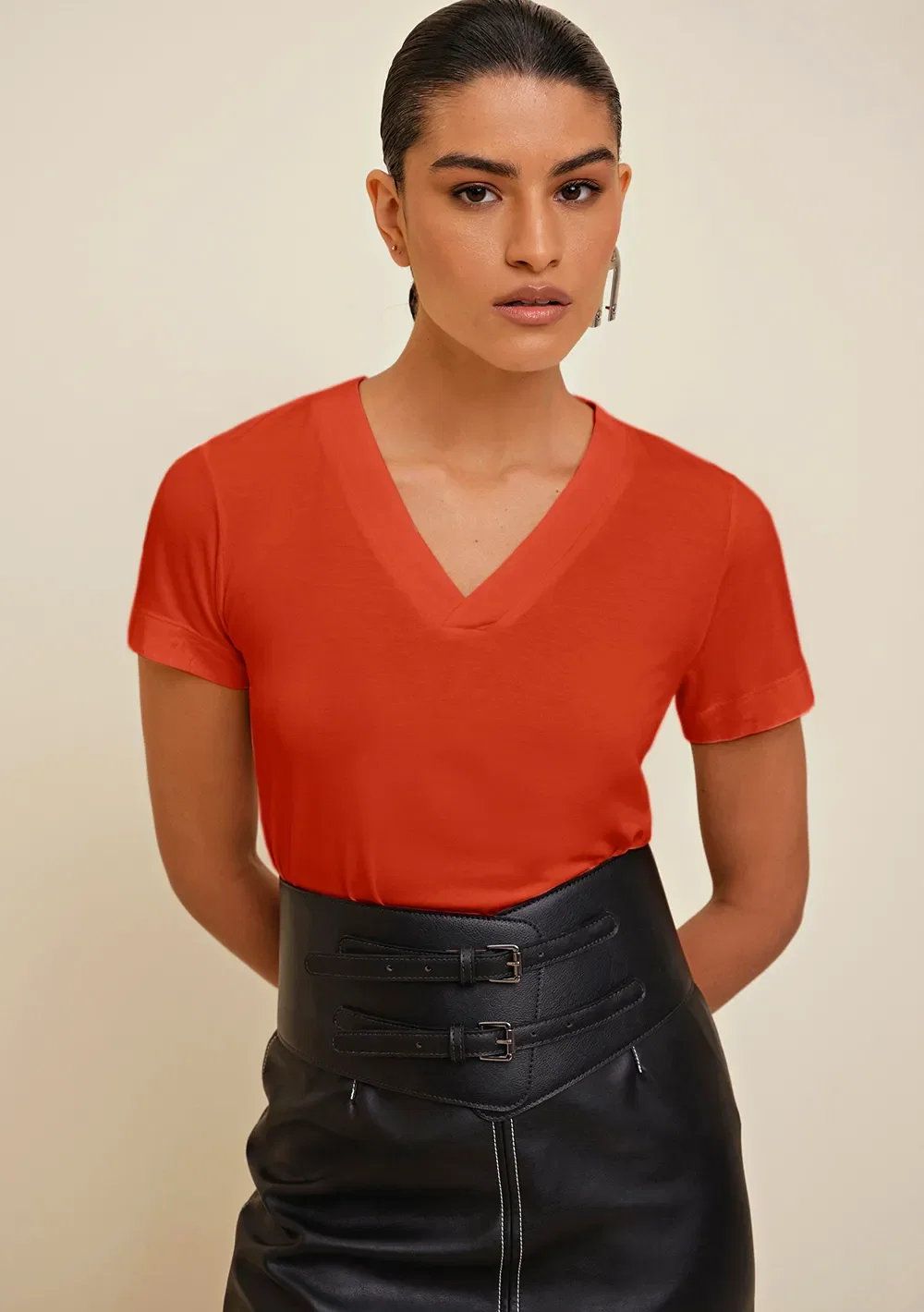 T-Shirt Morena Rosa Decote V Com Placa Laranja