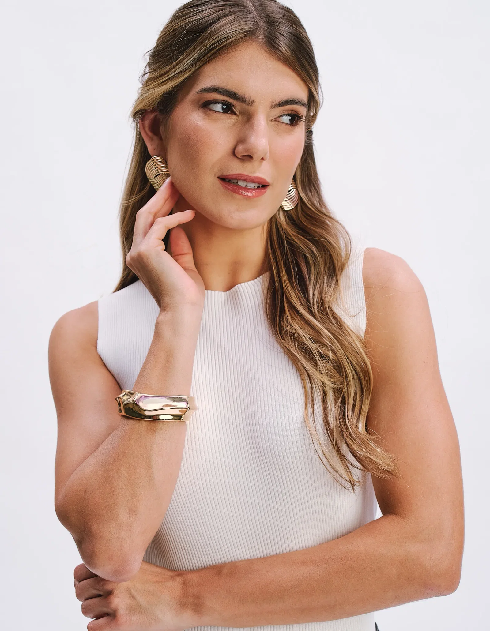 Bracelete Irregular Martelado - Dourado — imagem 1