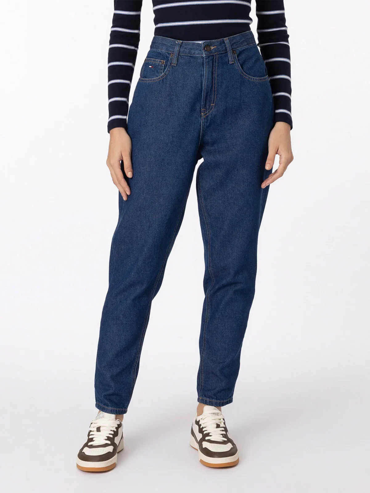 Calça Jeans Mom de Cintura Alta e Corte das Pernas Afunilado — imagem 1