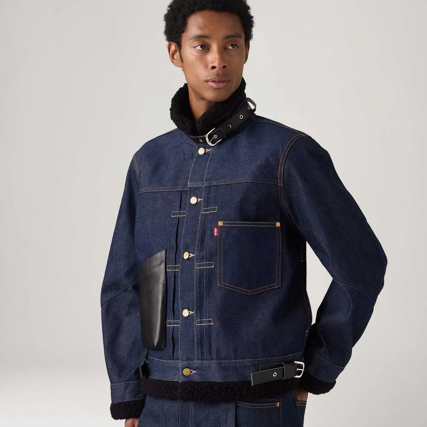 Jaqueta Jeans Levi's® x sacai Sherpa Lavagem Escura — imagem 1
