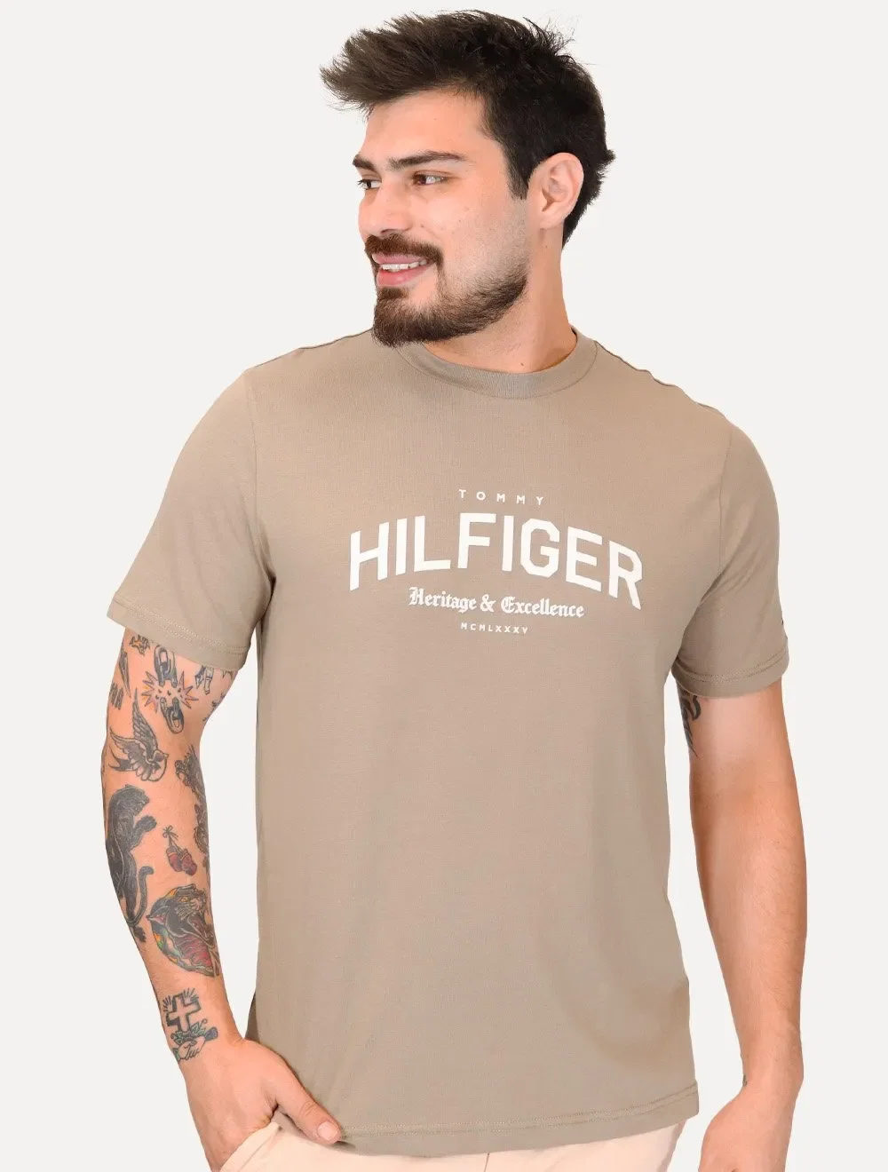 Camiseta Tommy Hilfiger Masculina Regular Logo Arch Marrom Claro