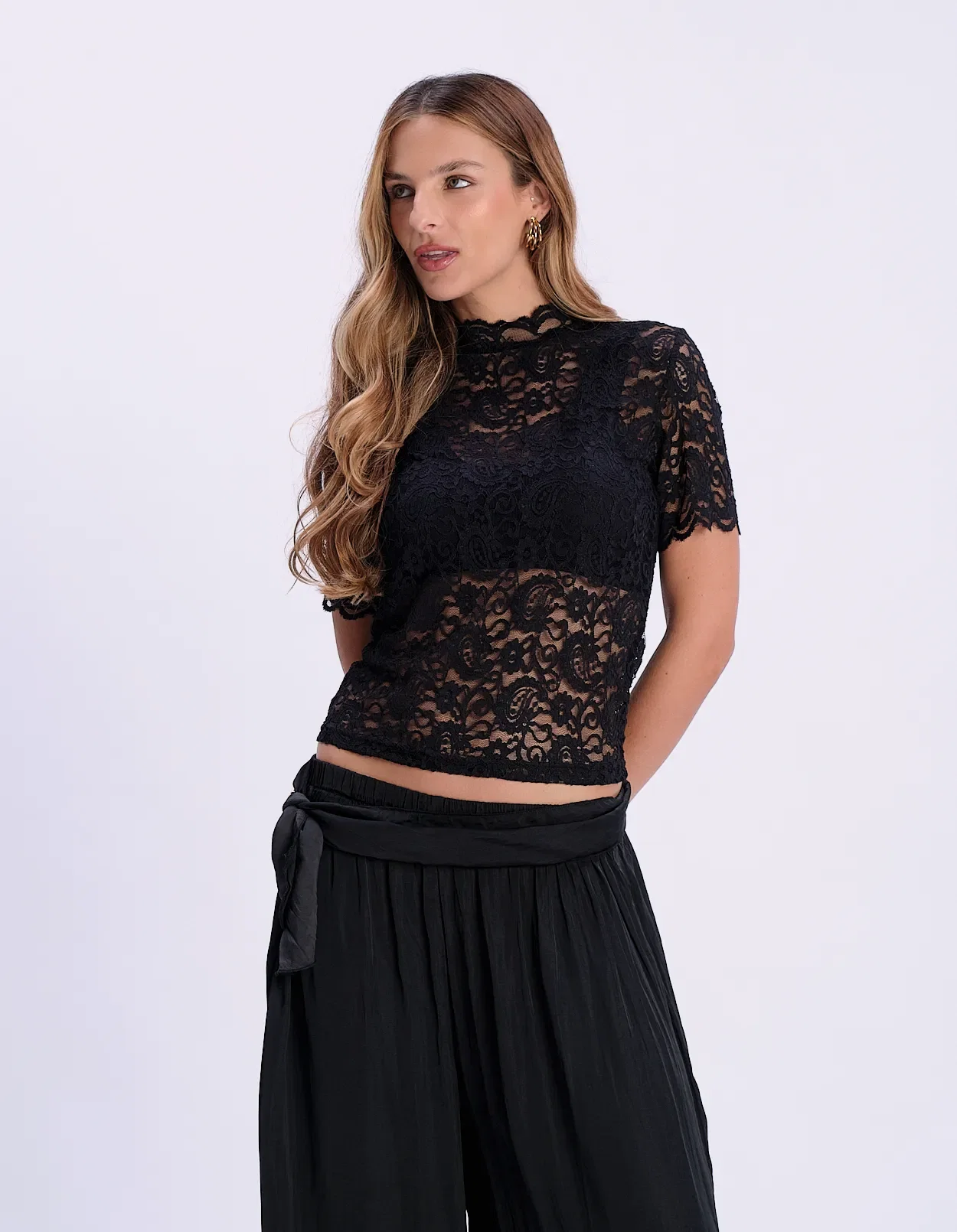 Blusa Manga Curta Rendada - Preto — imagem 1