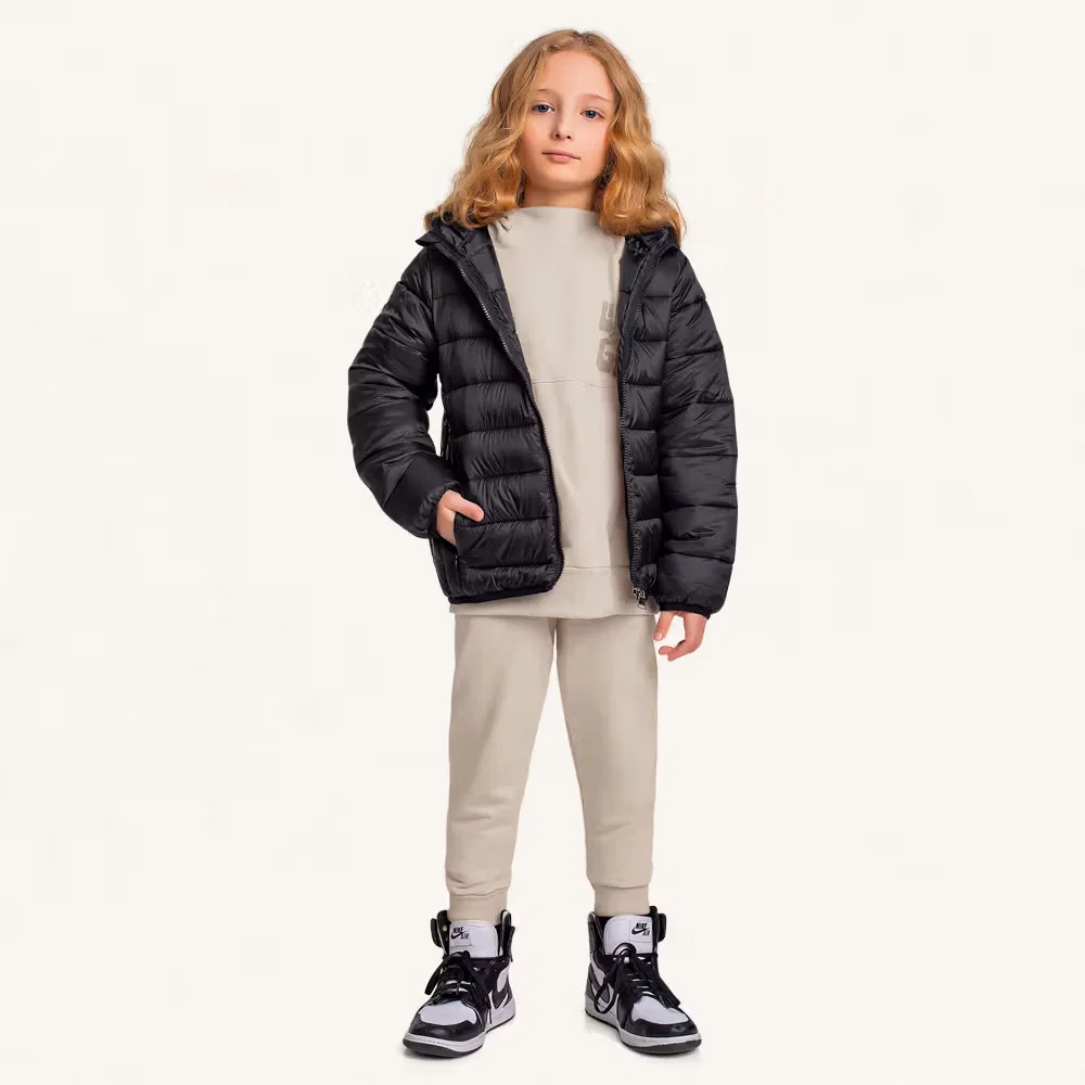 Jaqueta puffer forrada com bolso e com capuz