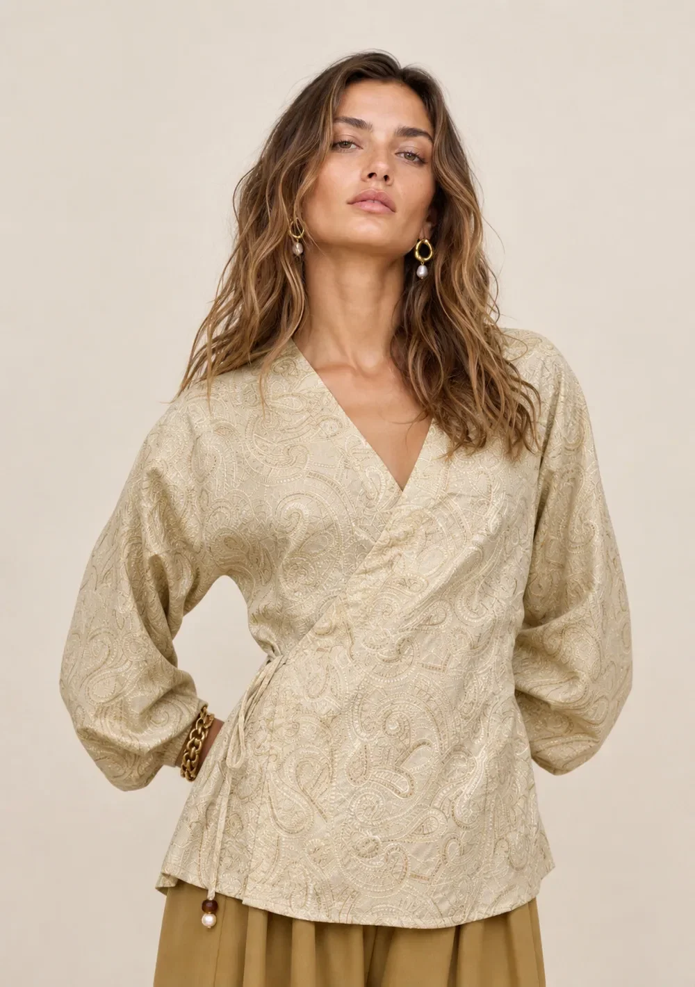 Blusa Morena Rosa Ajustada Decote Transpassado Manga Longa Alongada Bege