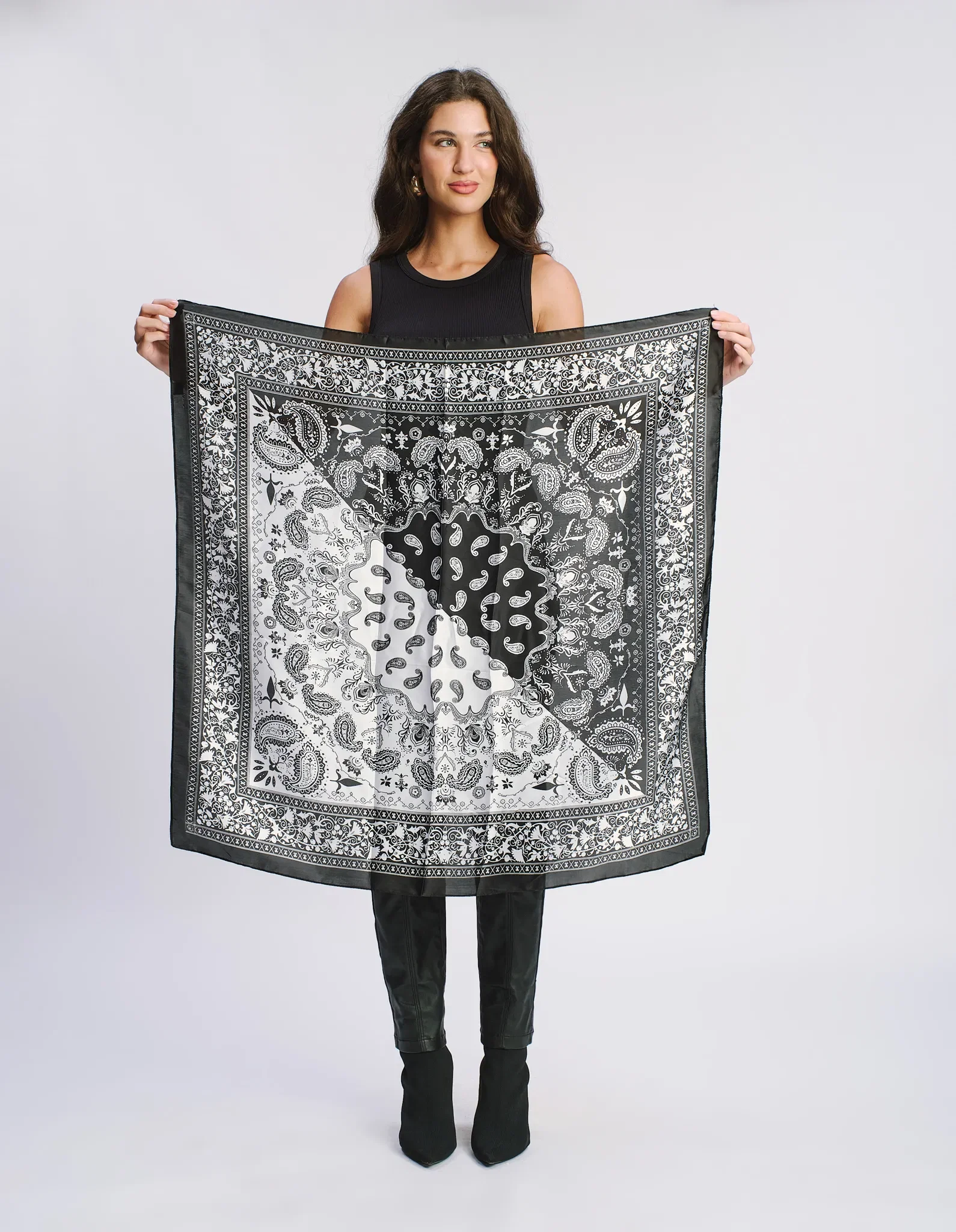 Lenço Grande Cashemere Bicolor C/ Metal - Preto e Branco — imagem 1