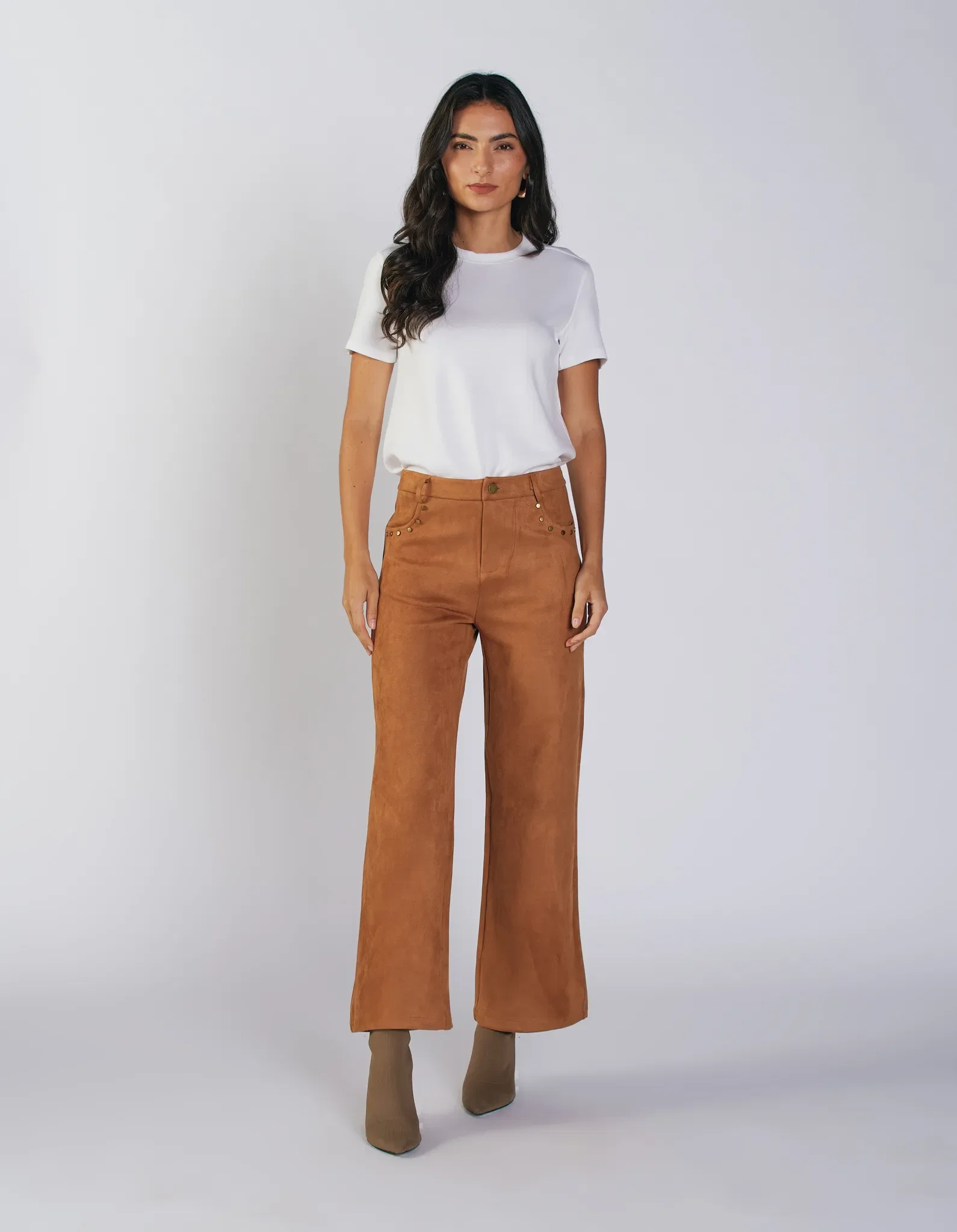 Calça Suede Detalhe Tachas - Caramelo — imagem 1
