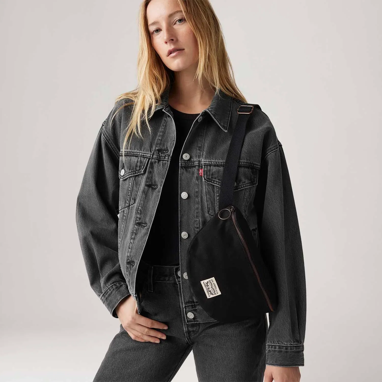 Bolsa Levi's® Devon Crossbody Preta