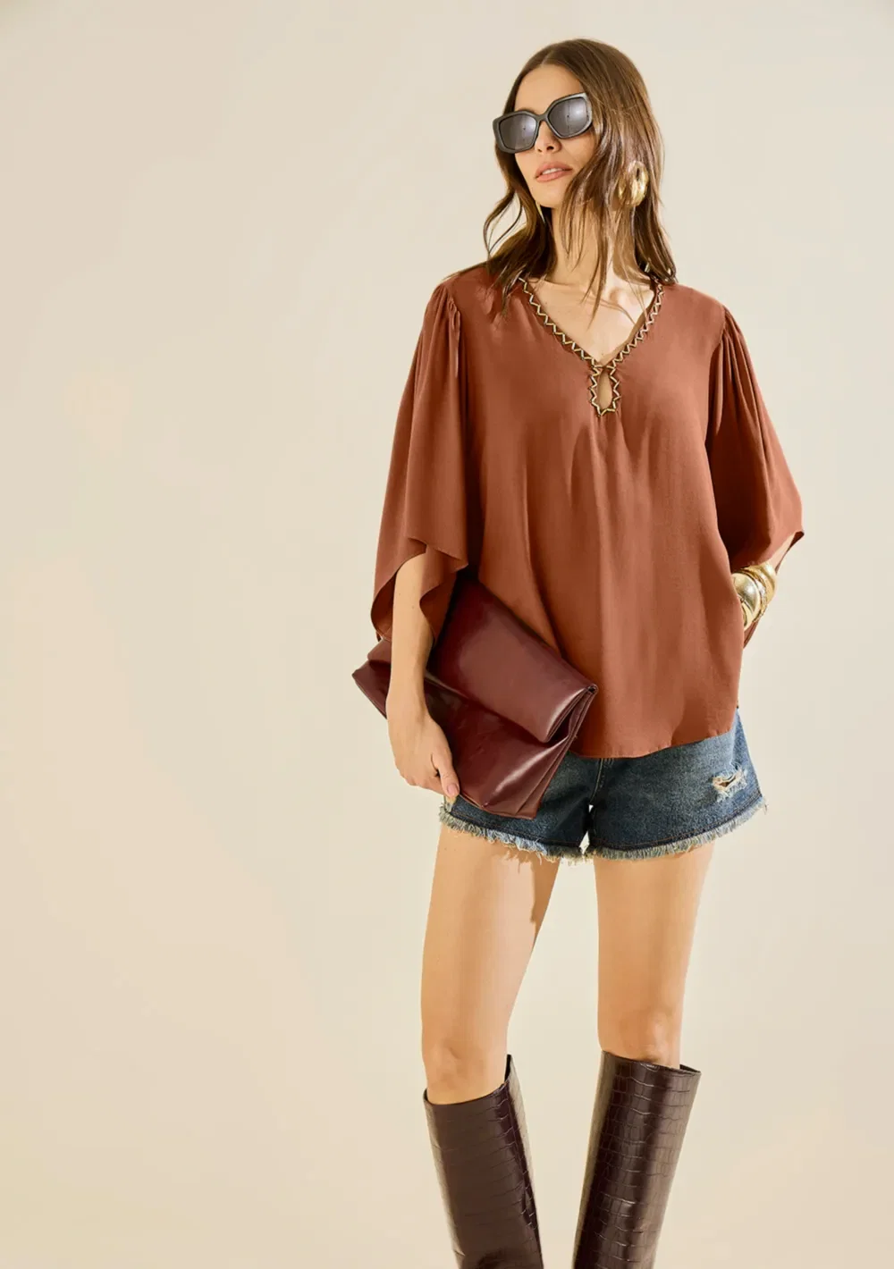 Blusa Morena Rosa Solta Decote V Manga Curta Padrão Marrom — imagem 1
