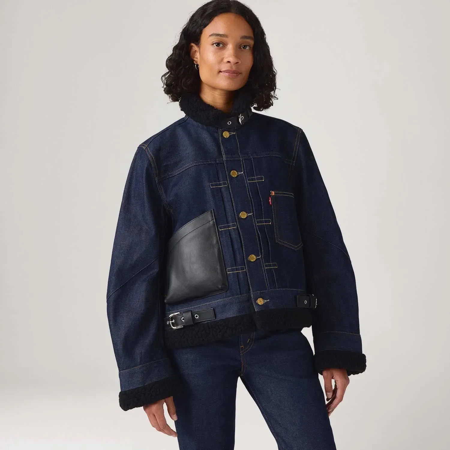 Jaqueta Jeans Levi's® x sacai Sherpa Lavagem Escura — imagem 1