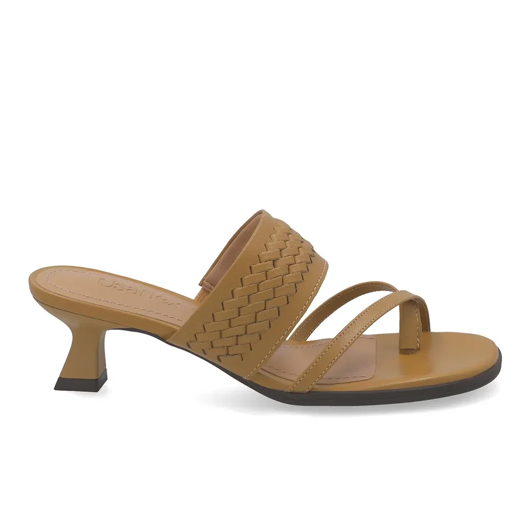 Tamanco Em Couro Amarelo Com Salto Kitten Heel E Detalhe Entrelaçado — imagem 1