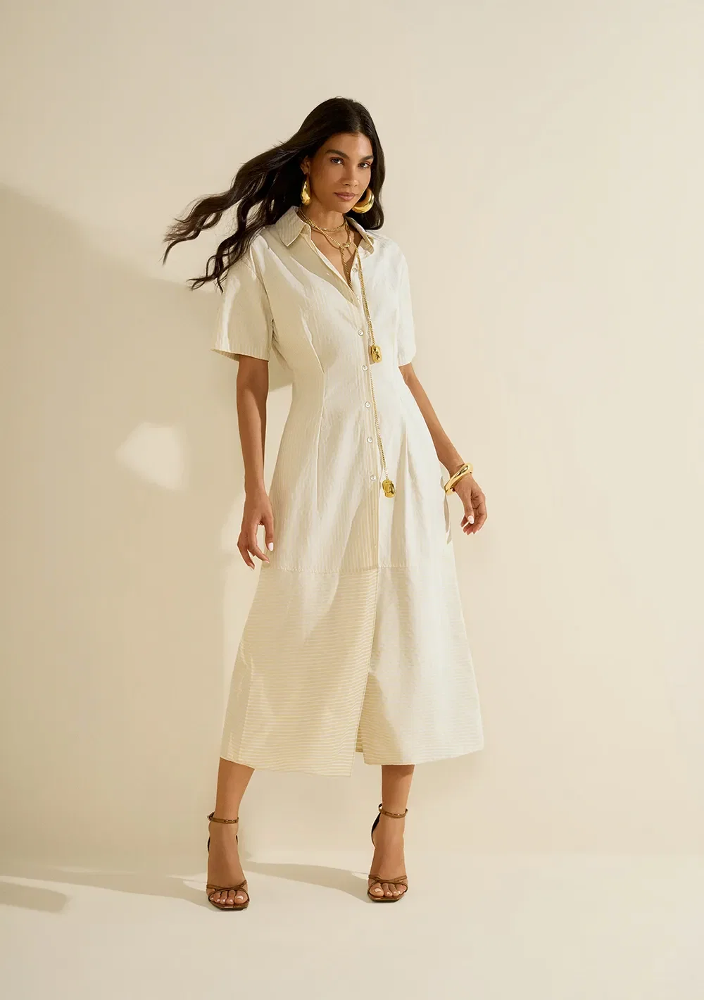 Vestido Morena Rosa Ajustado Gola Clássica Manga Curta Midi Bege