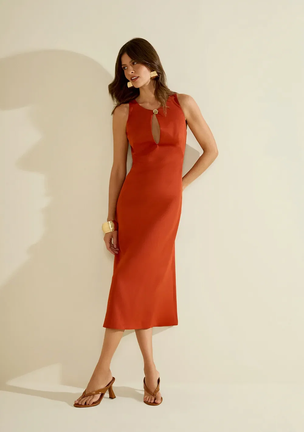 Vestido Morena Rosa Ajustado Decote Careca Sem Manga Midi Marrom