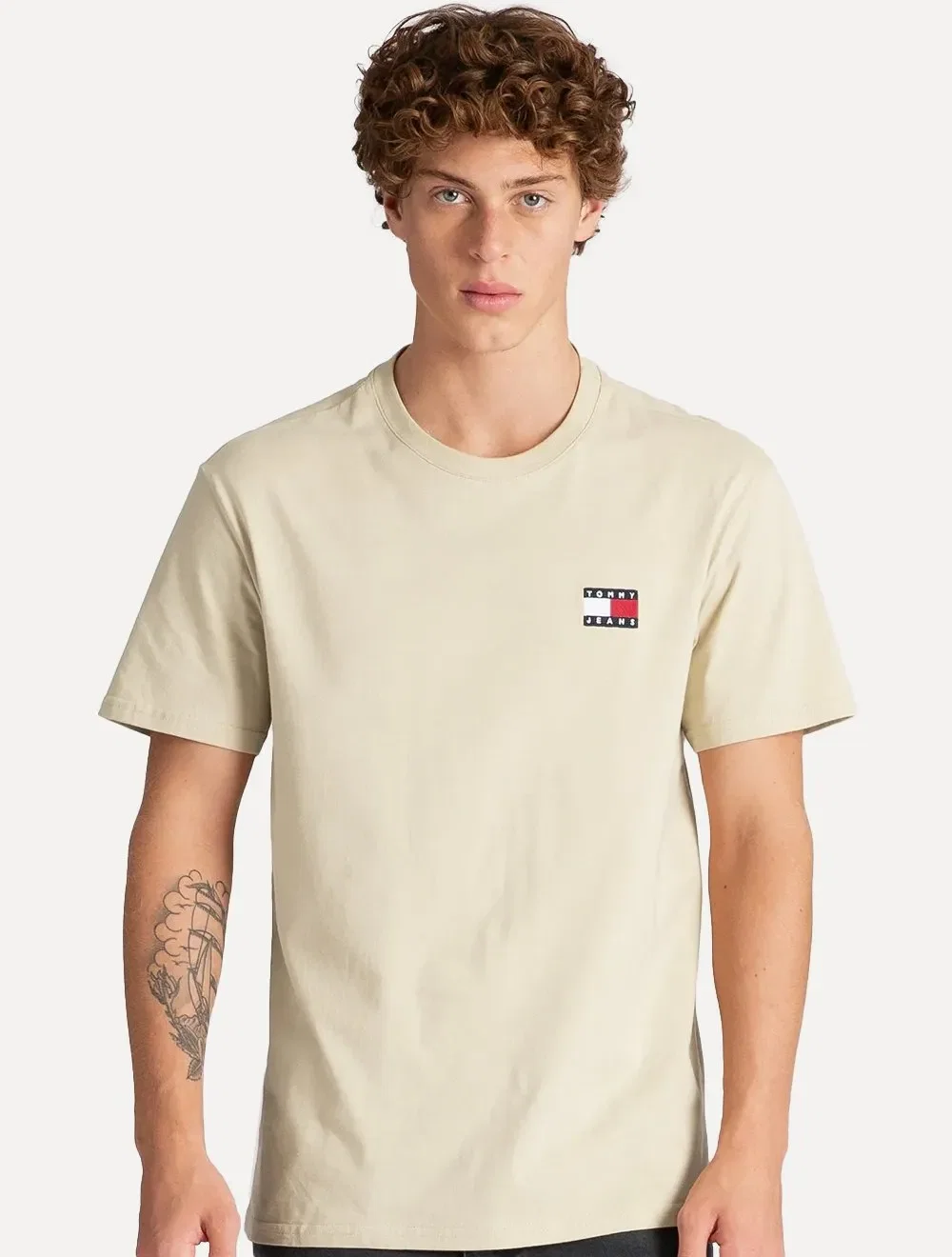 Camiseta Tommy Hilfiger Masculina Regular Badge Logo Tee Areia — imagem 1