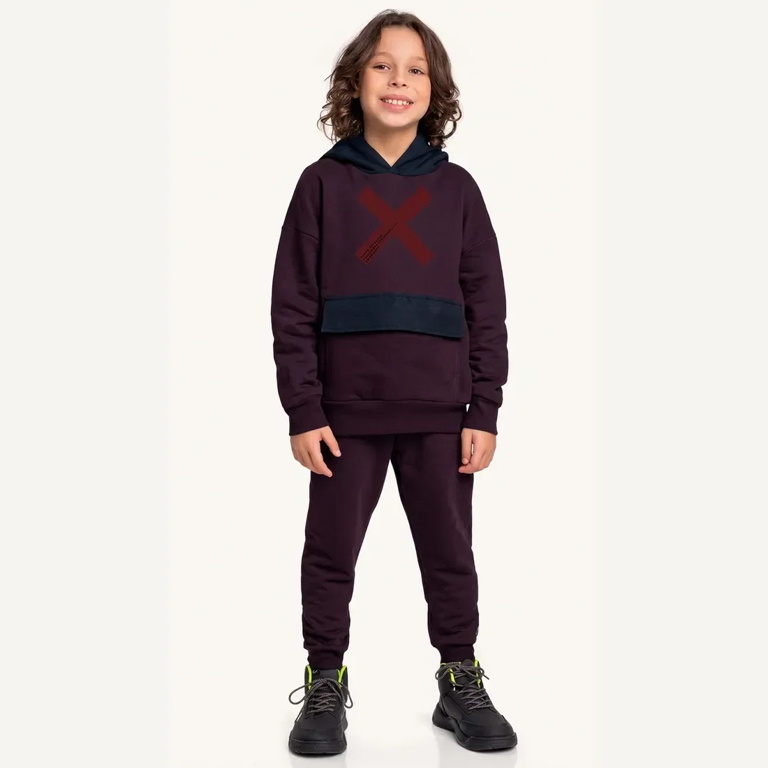 Conjunto blusão com capuz e bolso e calça em moletom