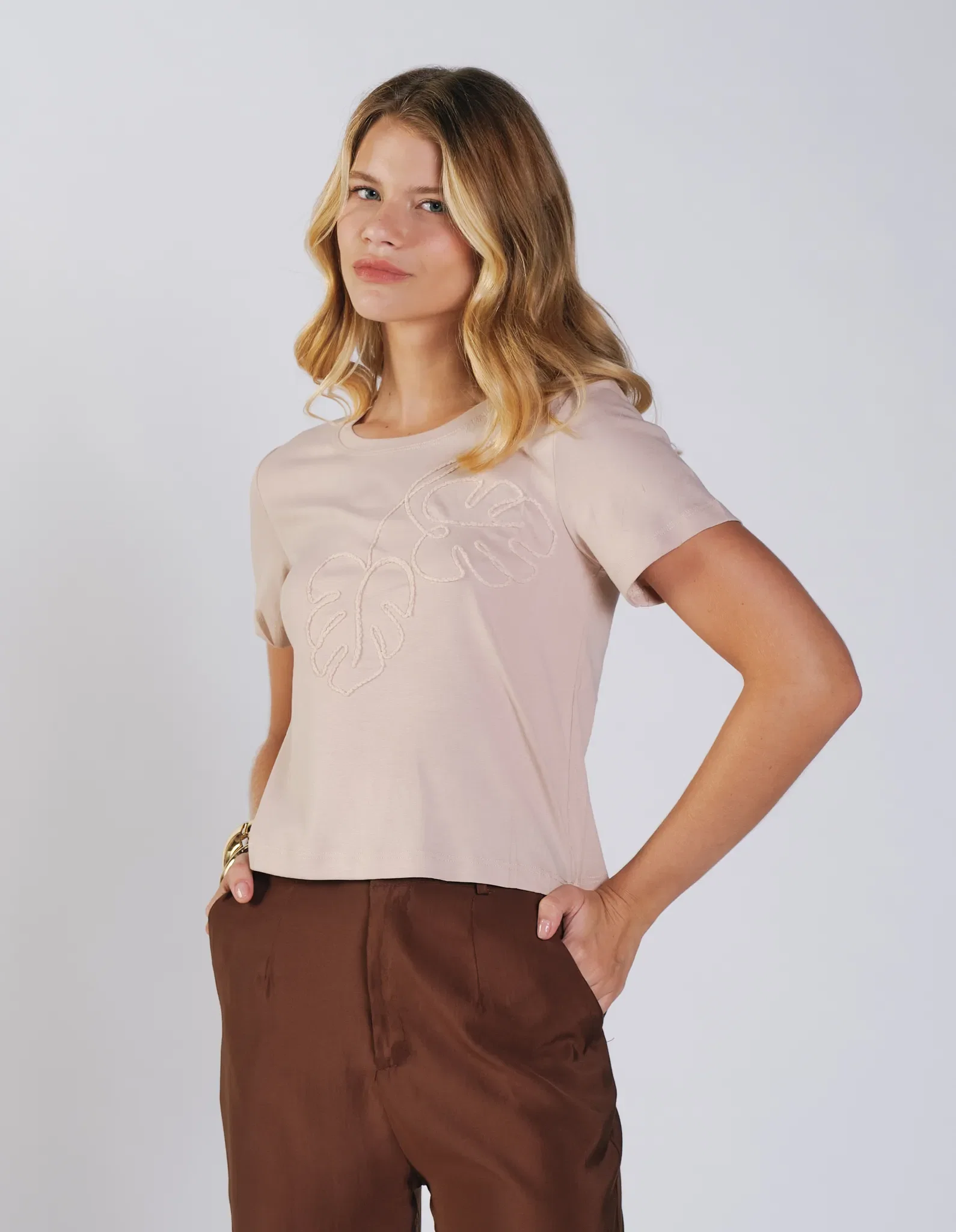 Blusa Manga Curta Bordado Cordonê Flor - Areia — imagem 1