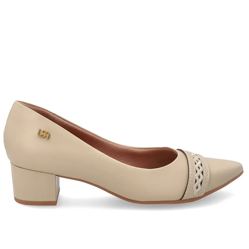Scarpin Em Couro Bege Com Salto Bloco E Detalhe Bordado