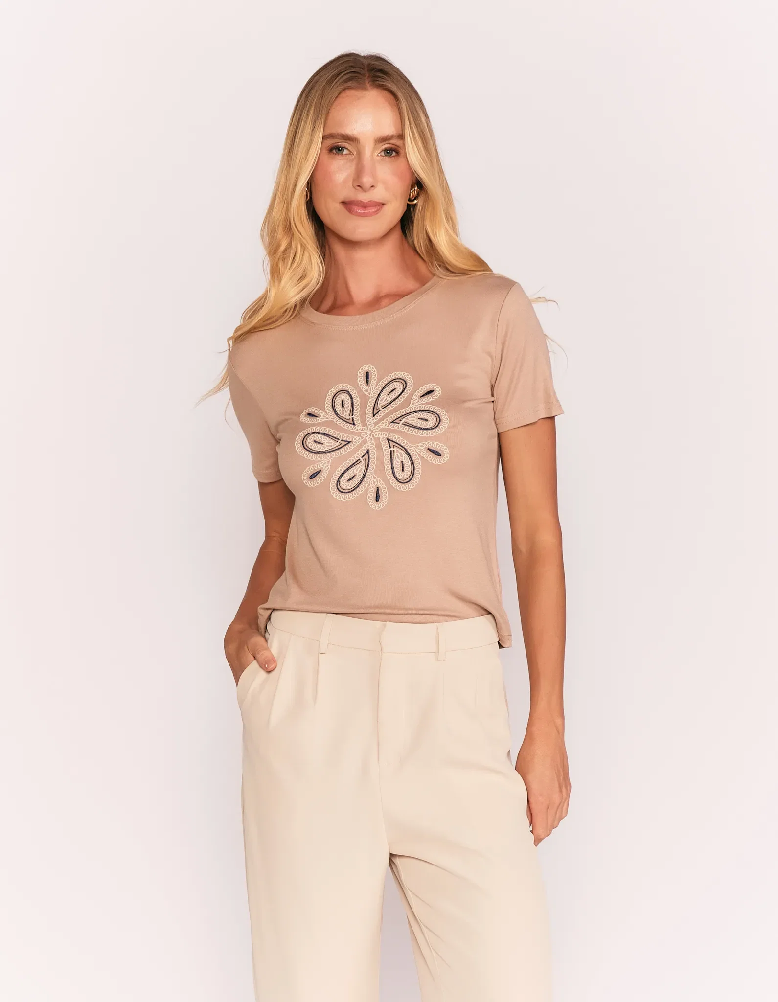 Blusa Manga Curta Floral Arabesco - Bege — imagem 1