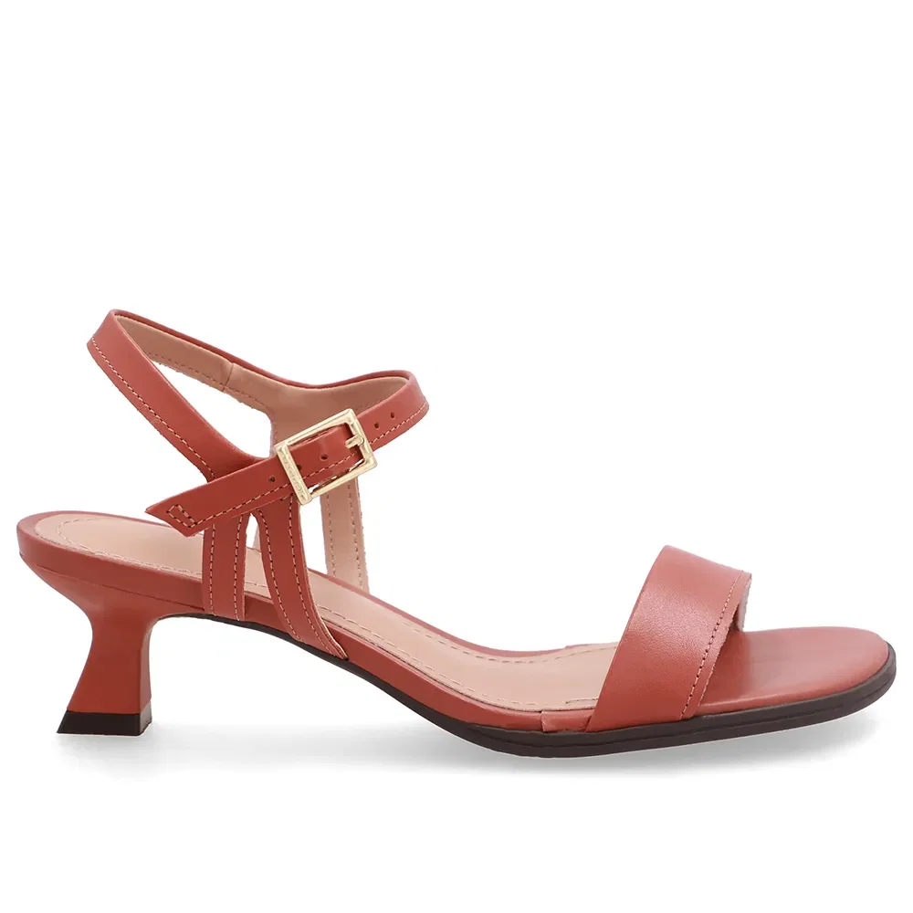 Sandália Em Couro Marrom Com Salto Kitten Heel — imagem 1