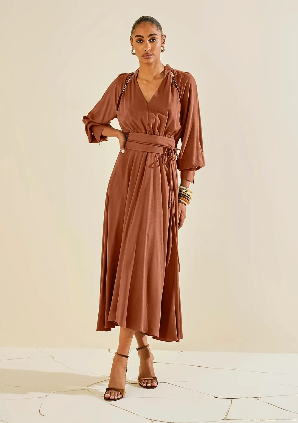 Vestido Morena Rosa Solto Decote V Manga Longa Midi Marrom