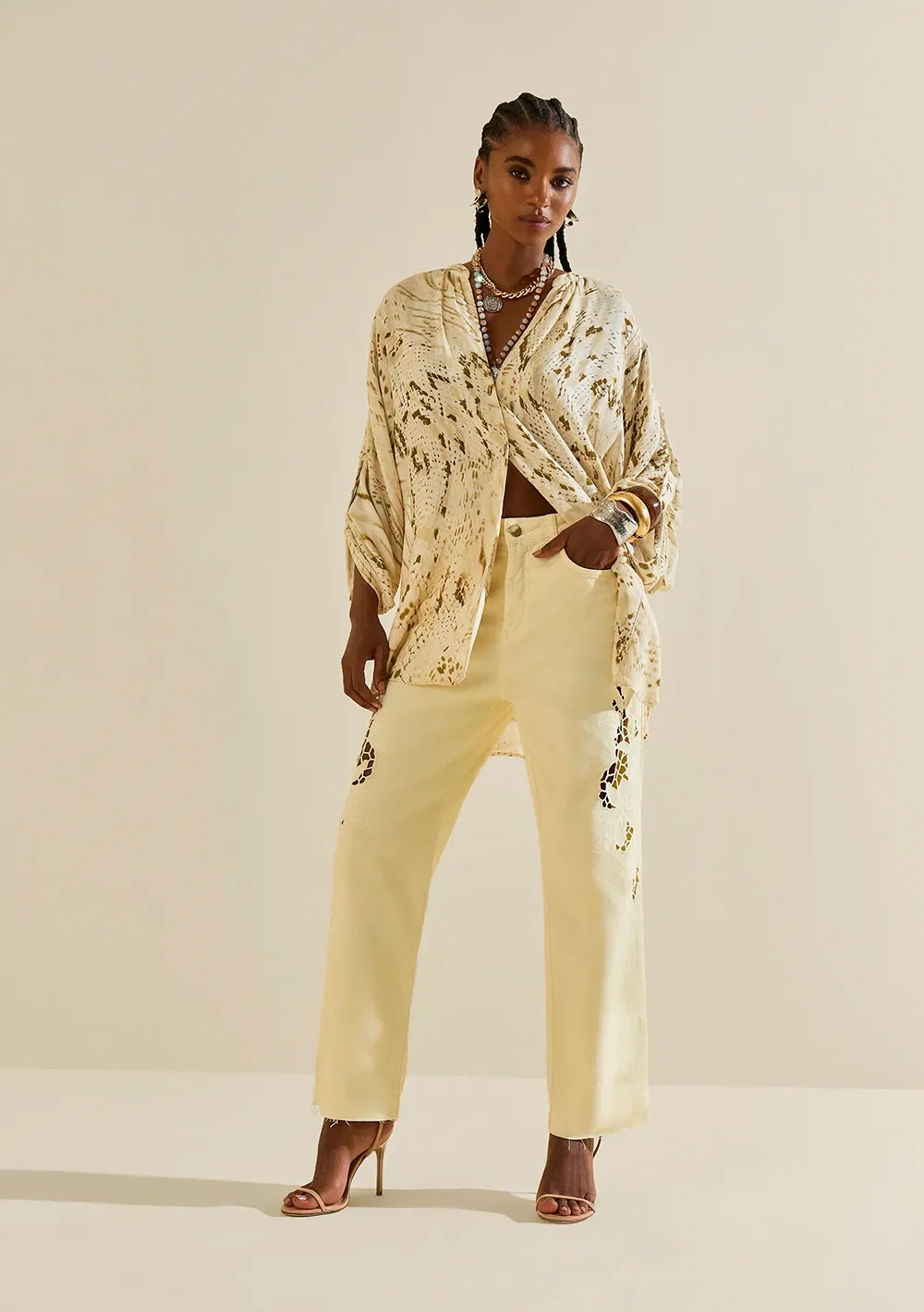 Camisa Morena Rosa Solta Gola Padre Manga Longa Padrão Off White