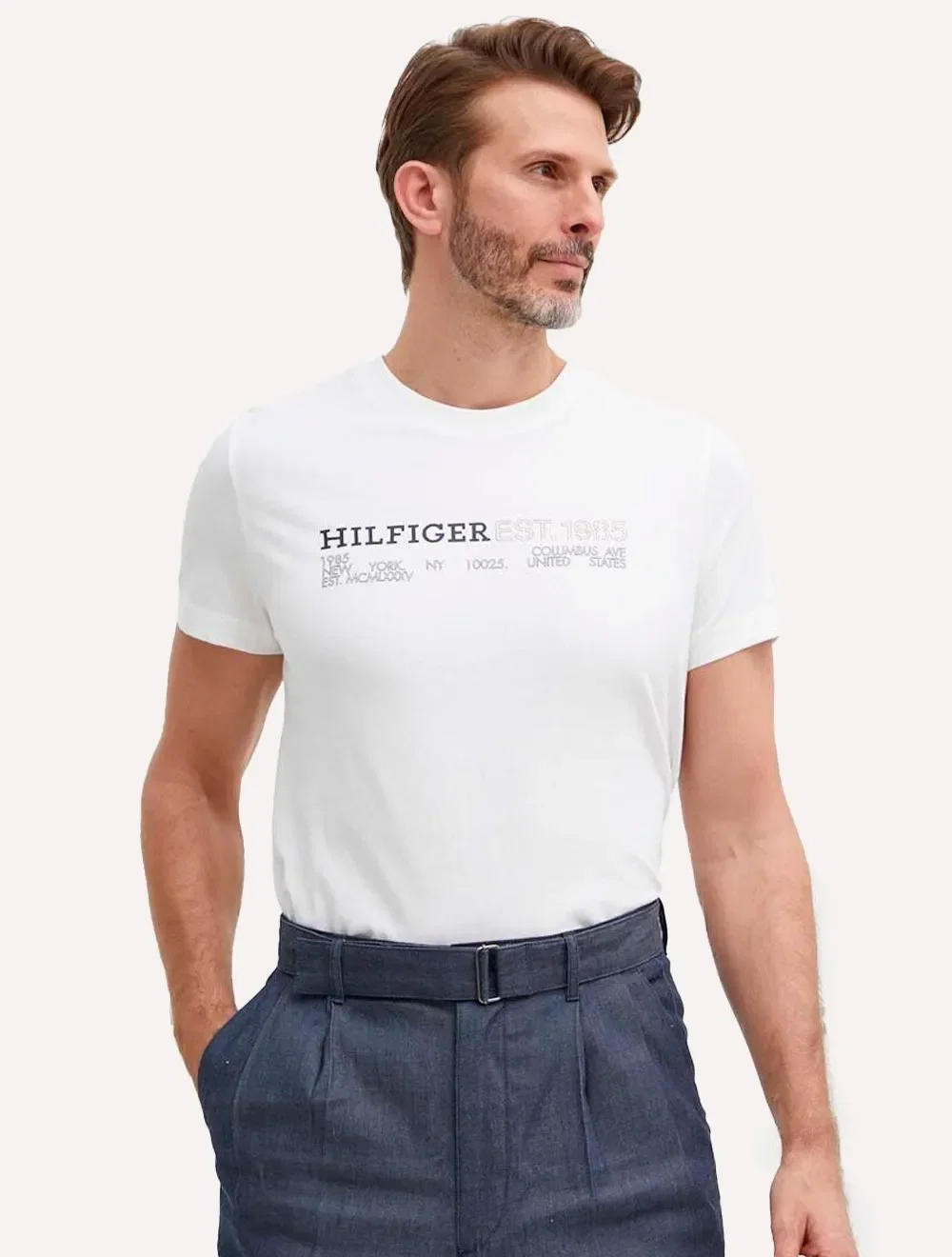 Camiseta Tommy Hilfiger Masculina Monotype 1985 Logo Branca — imagem 1
