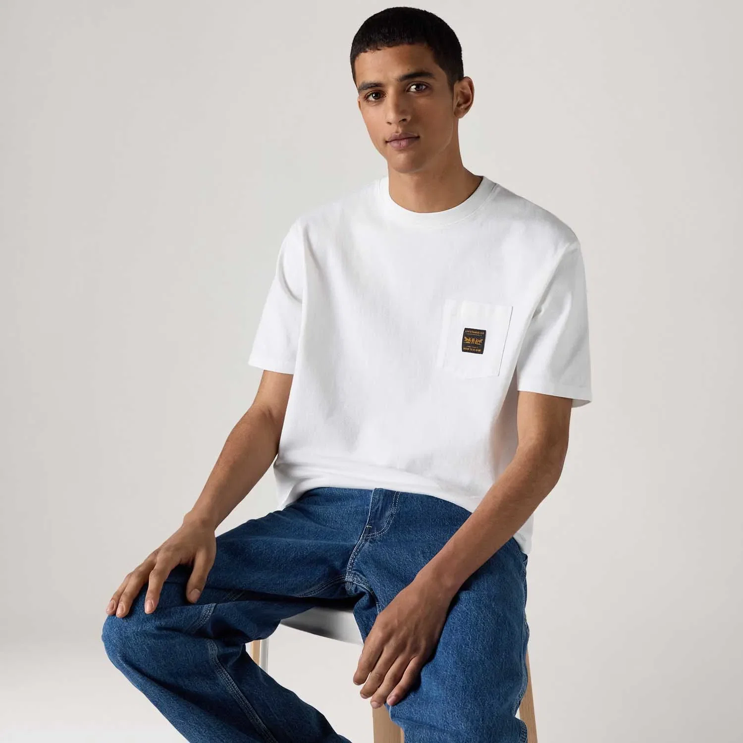 Camiseta Levi's® Workwear Pocket Branca Manga Curta