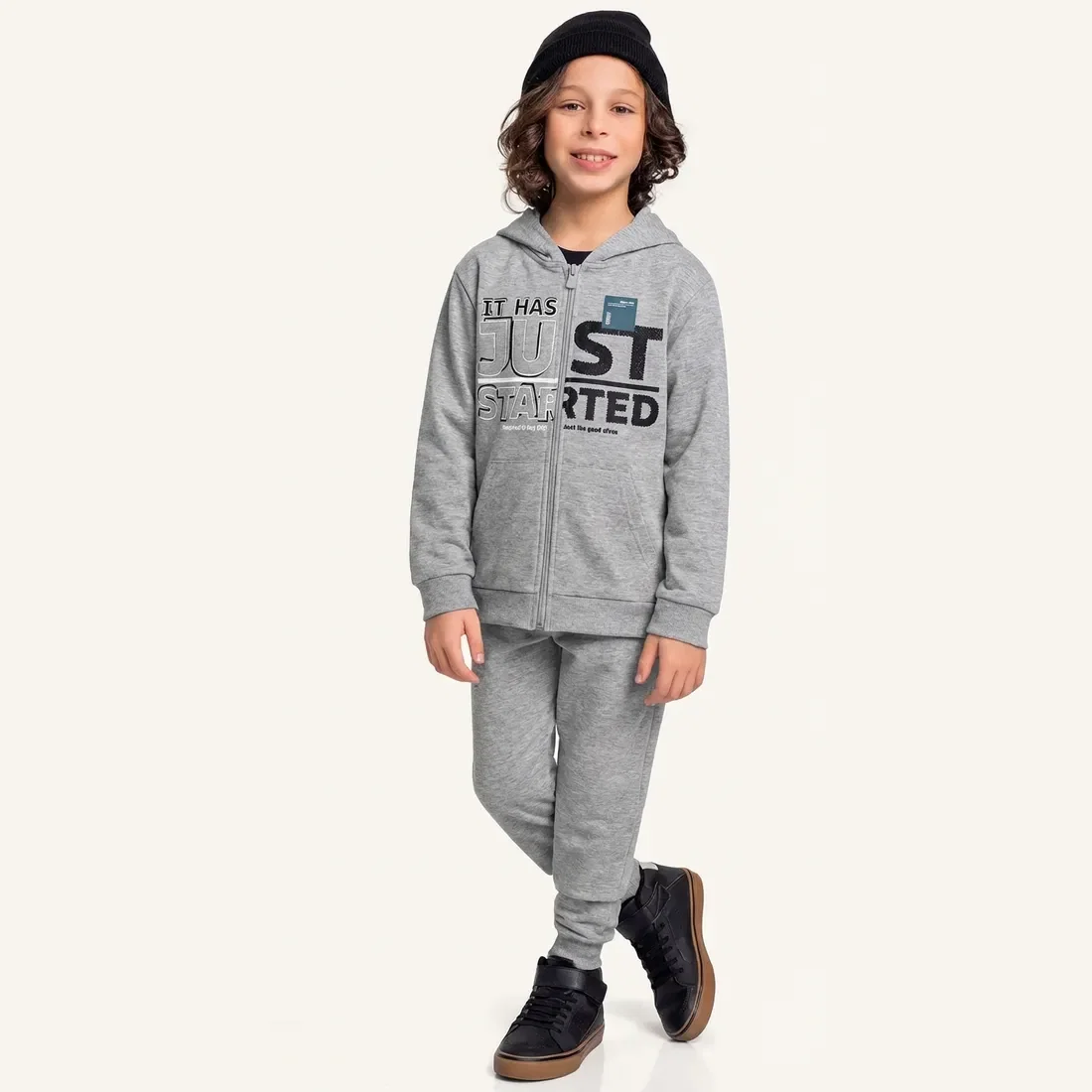 Conjunto jaqueta com capuz e calça em moletom letterings