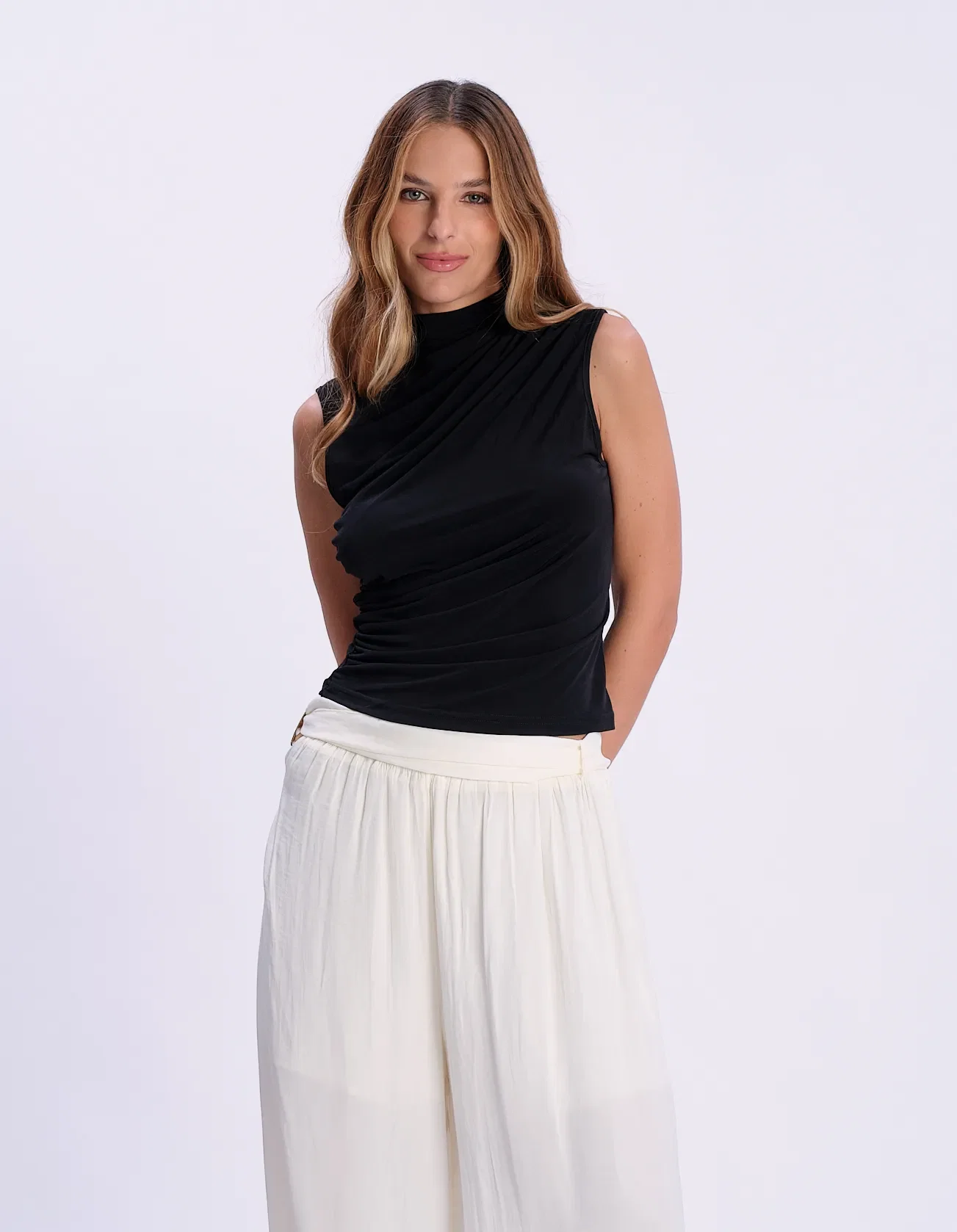 Blusa Gola Alta Detalhes Franzidos - Preto — imagem 1