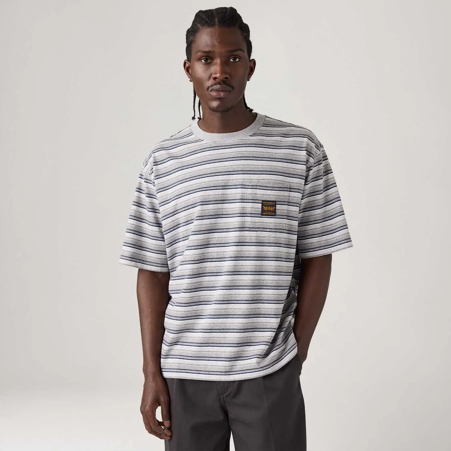 Camiseta Levi's® Workwear Pocket Listrada Cinza Manga Curta — imagem 1