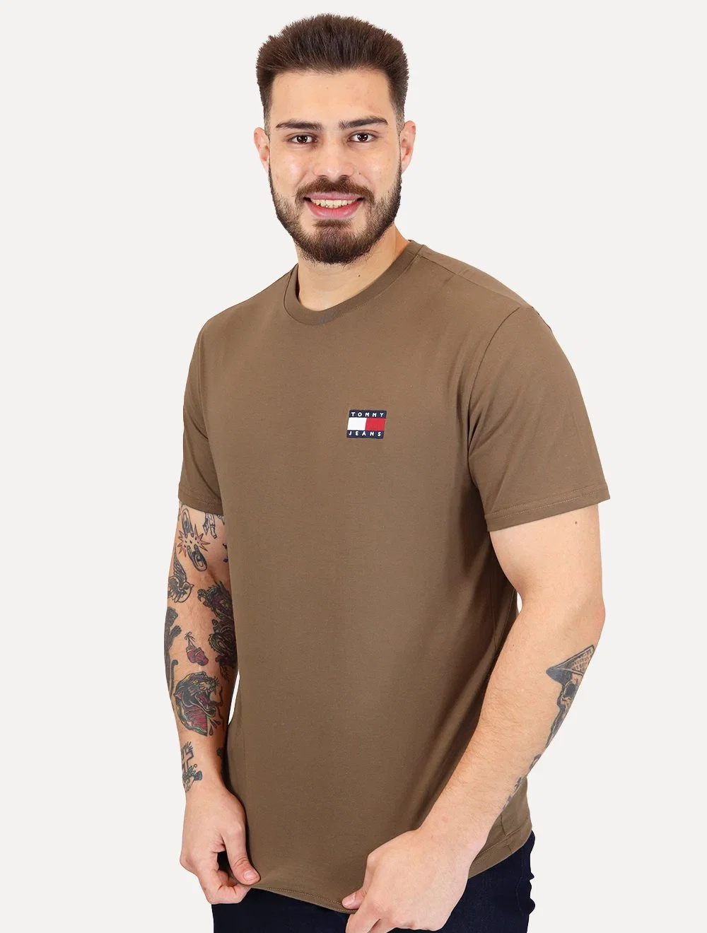 Camiseta Tommy Hilfiger Masculina Regular Badge Logo Tee Marrom Escuro — imagem 1