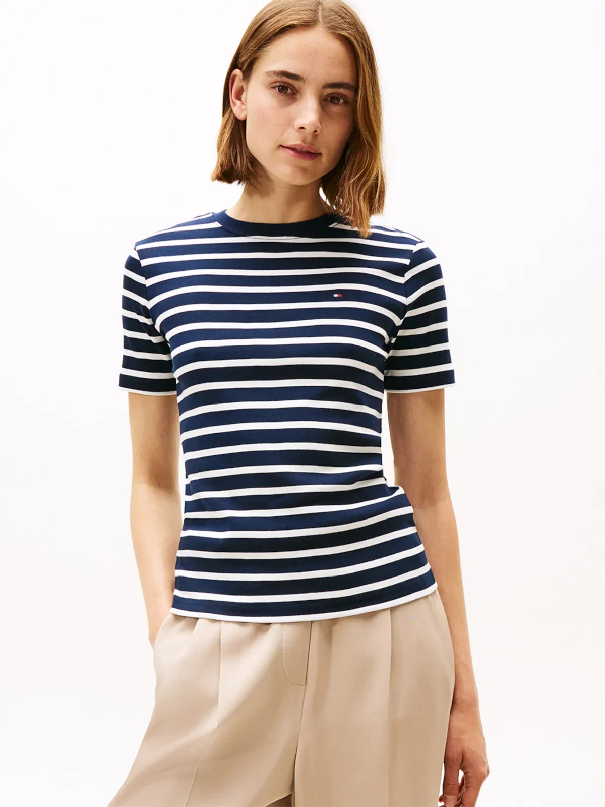 Camiseta Slim com Gola Redonda e Bordado de Bandeira — imagem 1