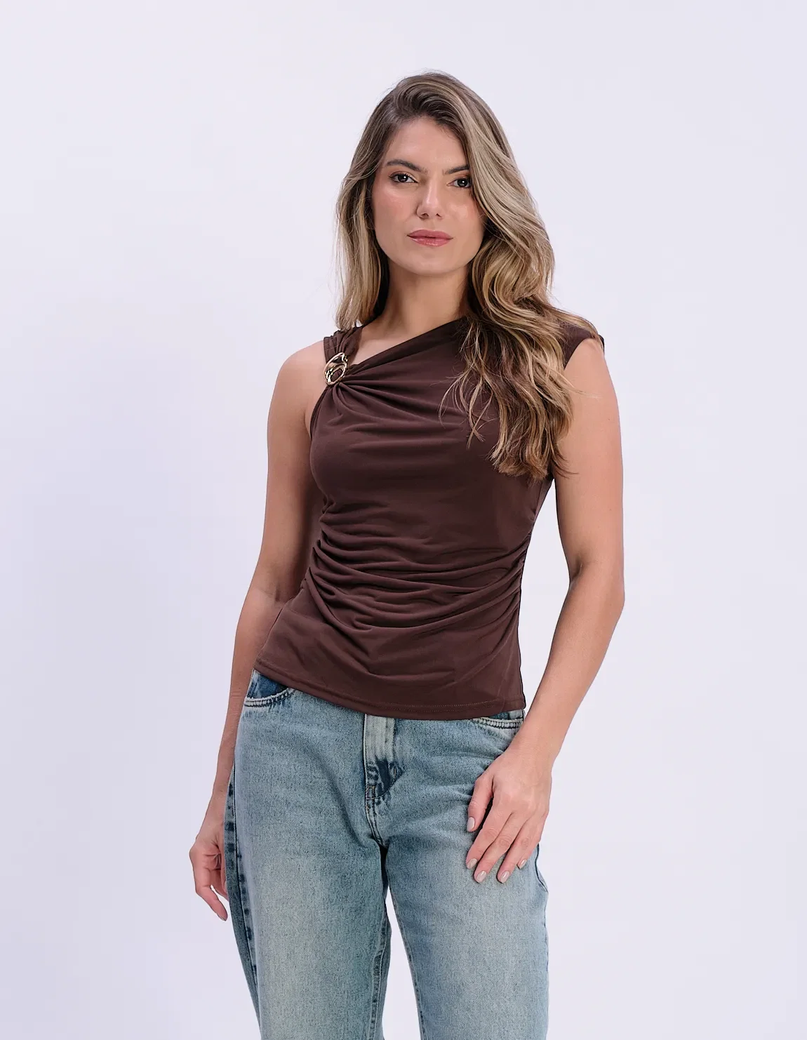 Blusa Decote Assimétrico Detalhe Metal - Marrom — imagem 1