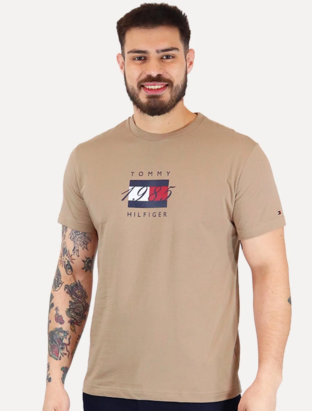 Camiseta Tommy Hilfiger Masculina Linear Flag Graphic Marrom Claro — imagem 1