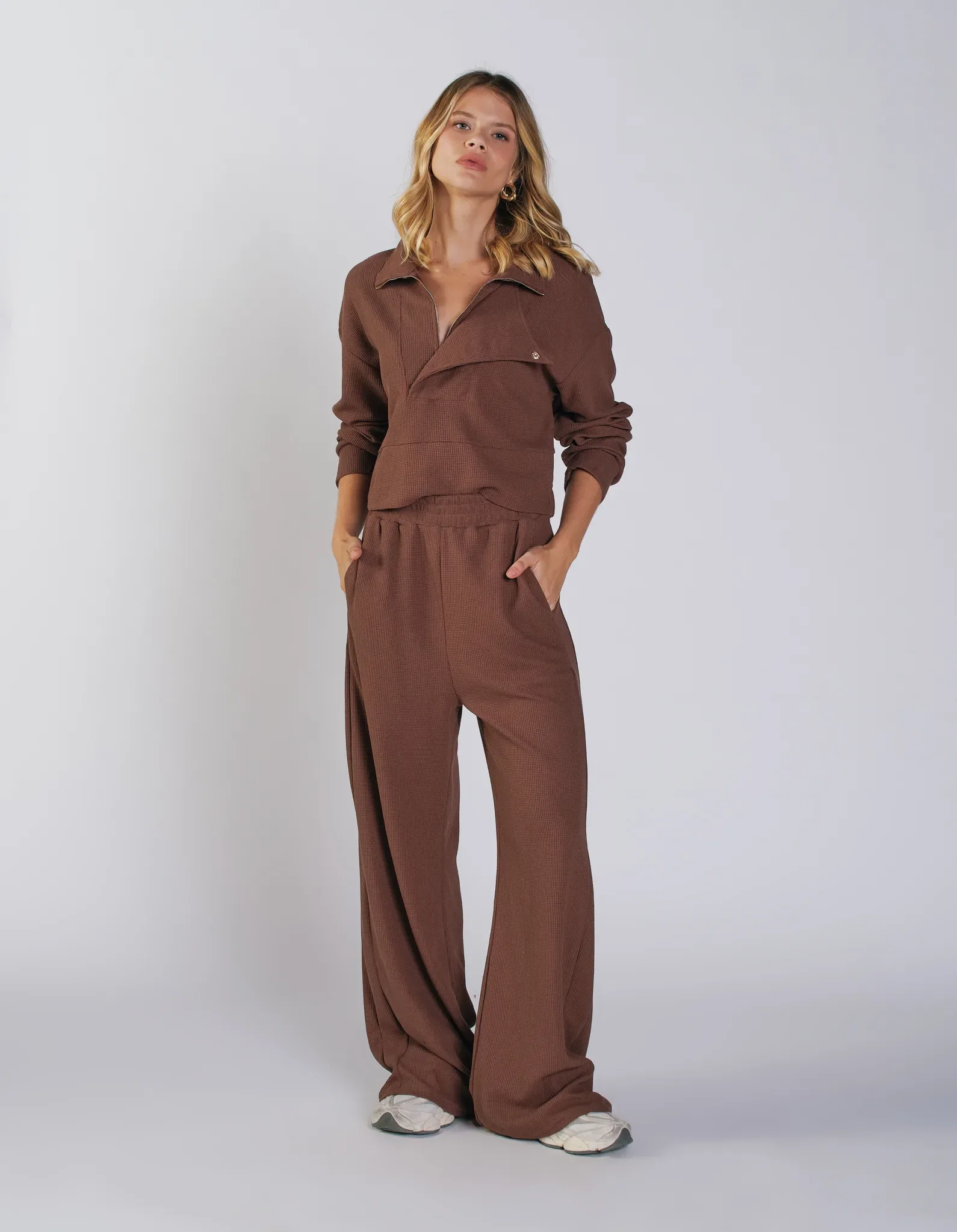 Calça Pantalona Malha Texturada - Marrom — imagem 1