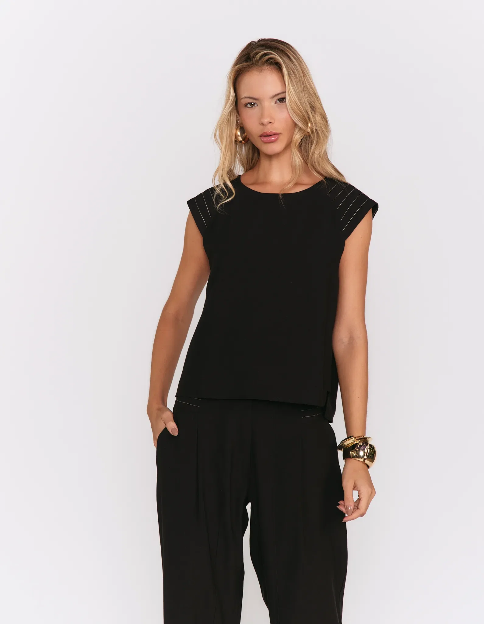 Regata Detalhe Ombro Frisos - Preto — imagem 1