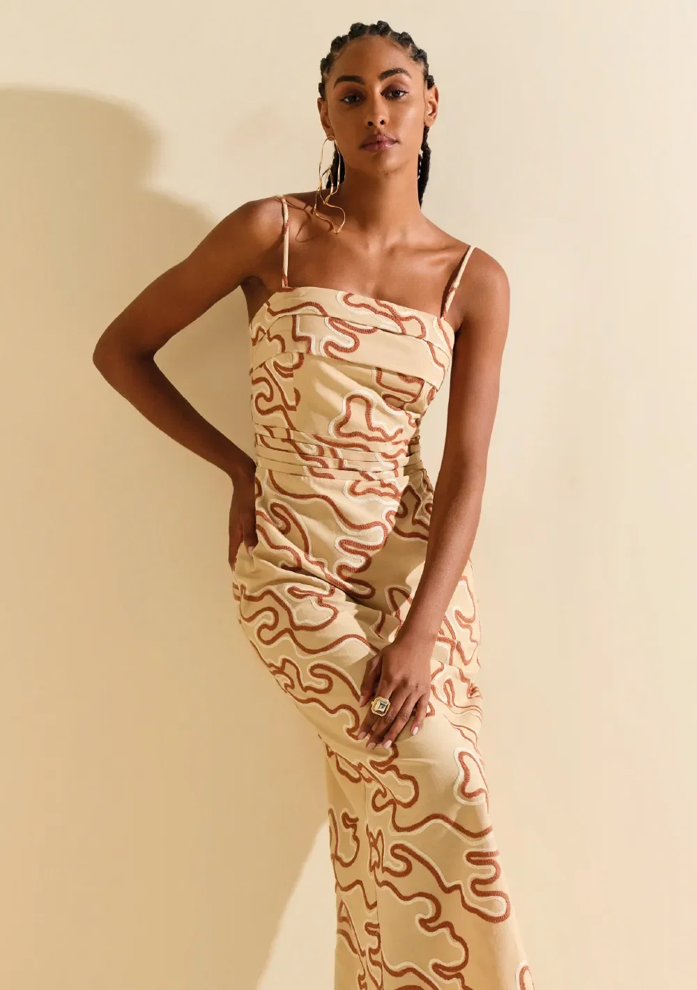 Vestido Morena Rosa Ajustado Decote Reto Sem Alça Midi Bege Claro