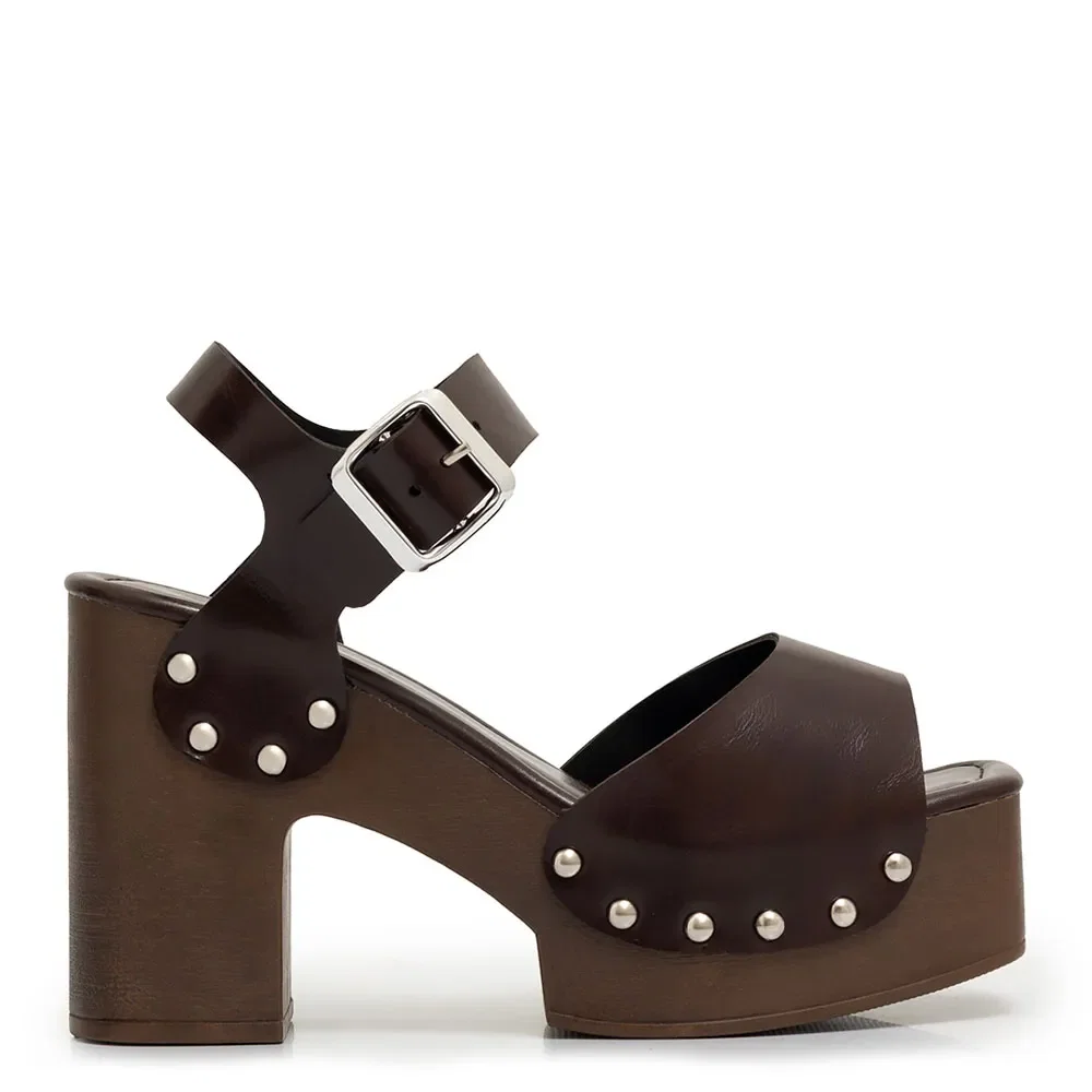 Sandália Clog Meia Pata Café Tachas