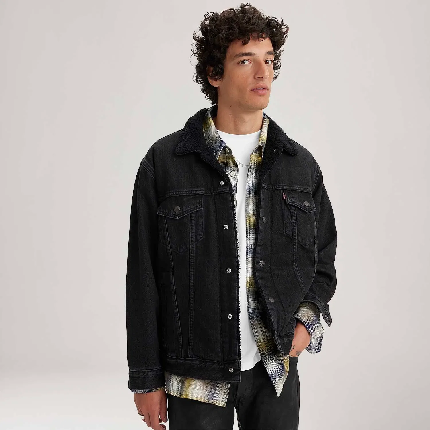 Jaqueta Jeans Levi's® Trucker Relaxed Sherpa Preta — imagem 1