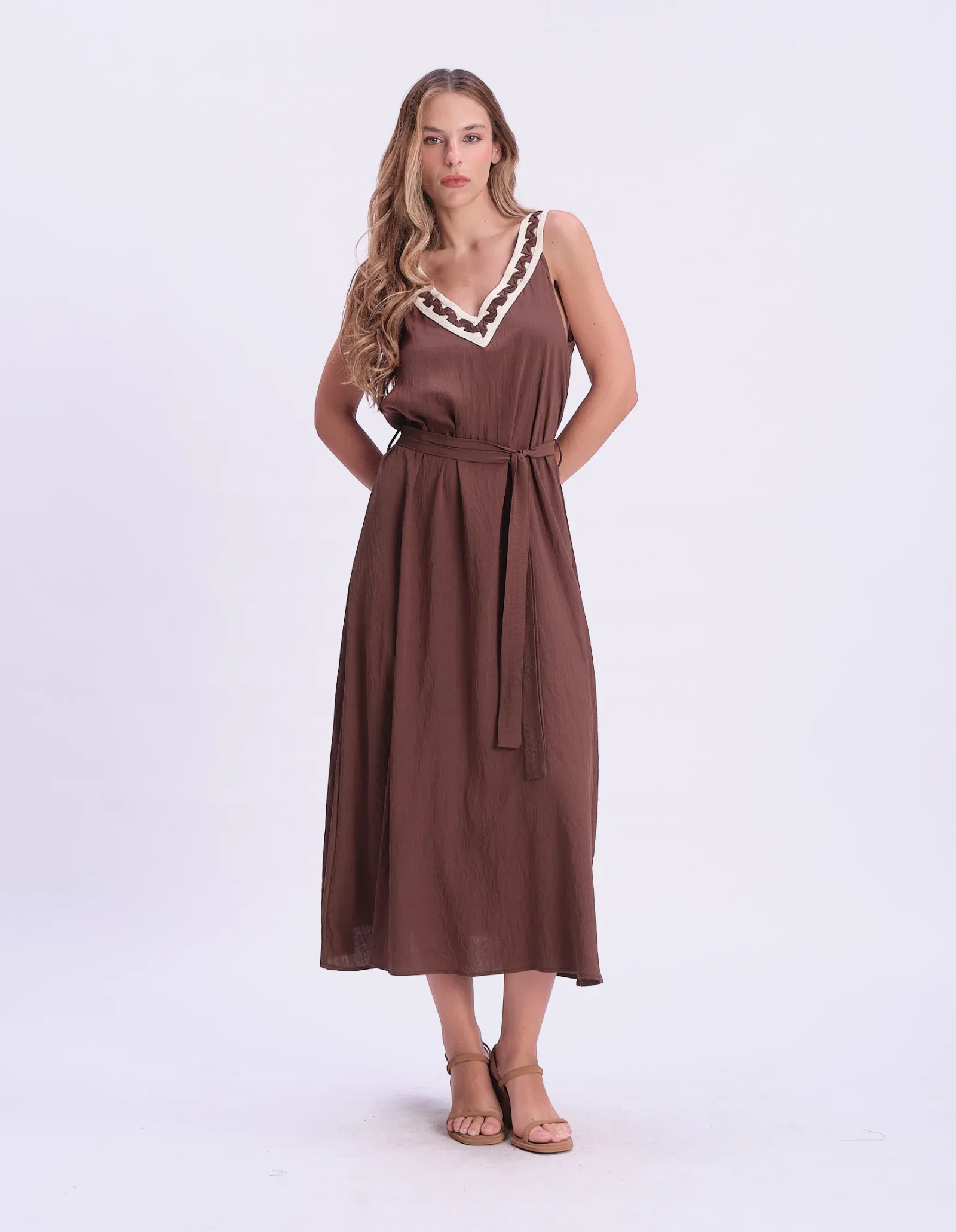 Vestido Longo Decote v Macramê - Marrom