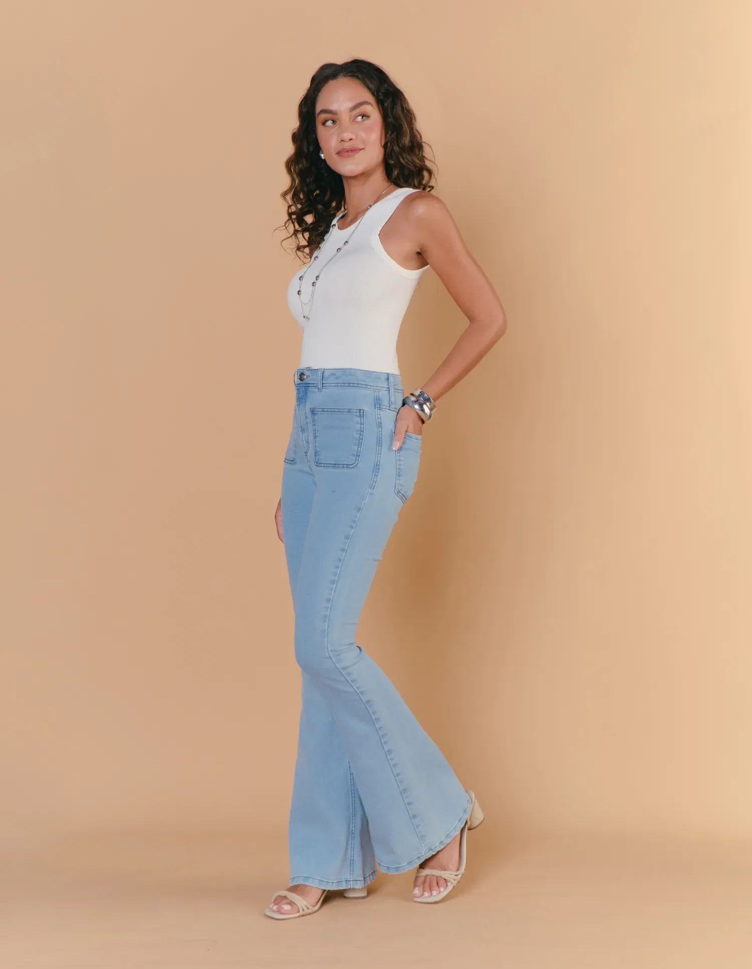 Calça Jeans Flare Bolsos Frente - Denim Claro — imagem 1